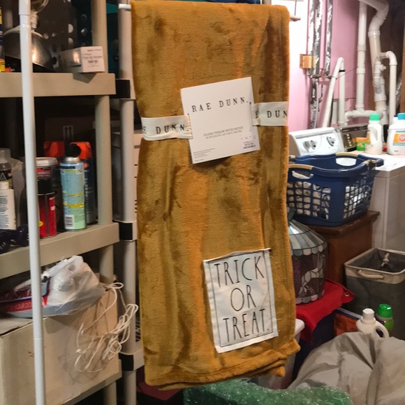 “Trick or Treat” throw blanket - Picture 3 of 3